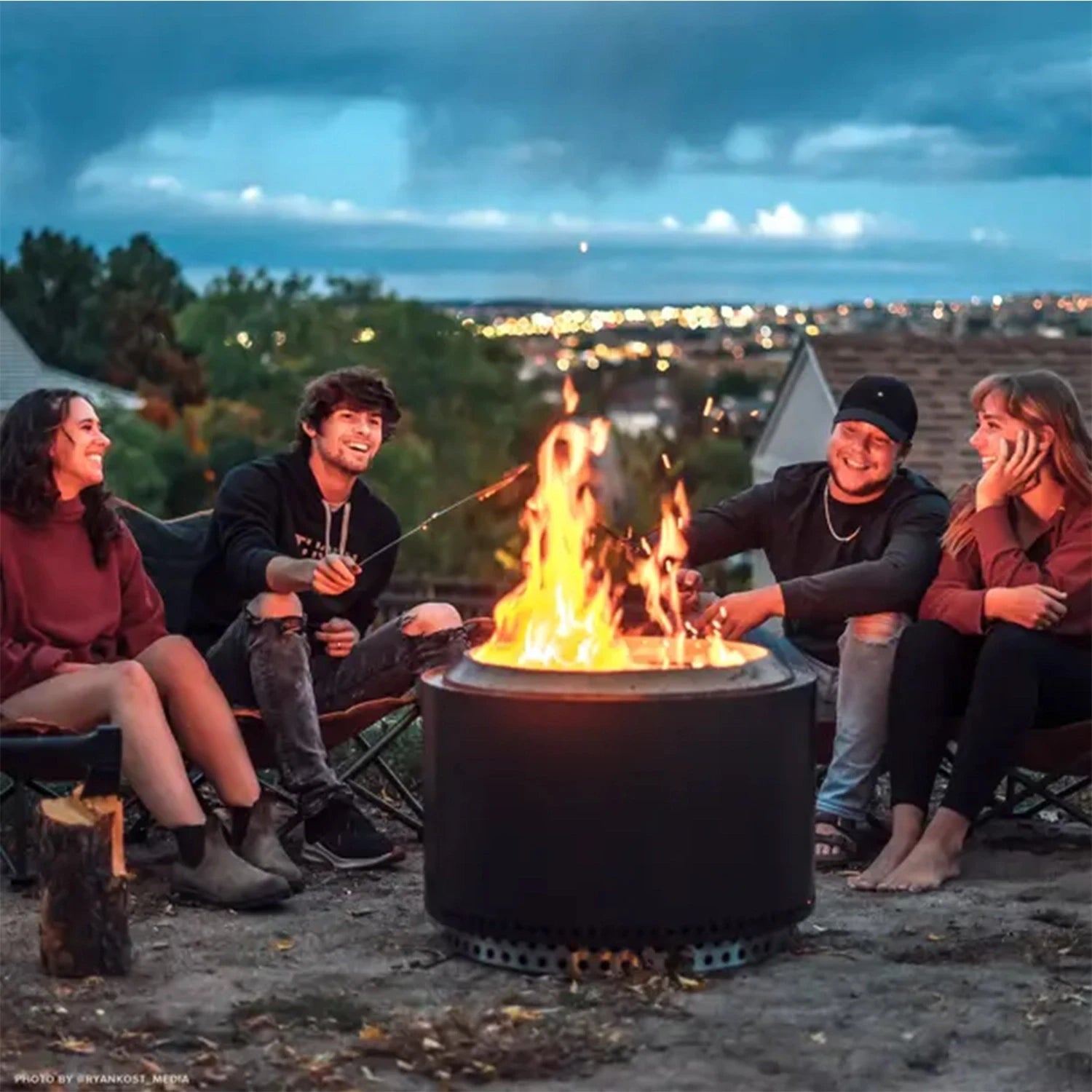 Solo Stove Yukon Black numa área exterior acolhedora