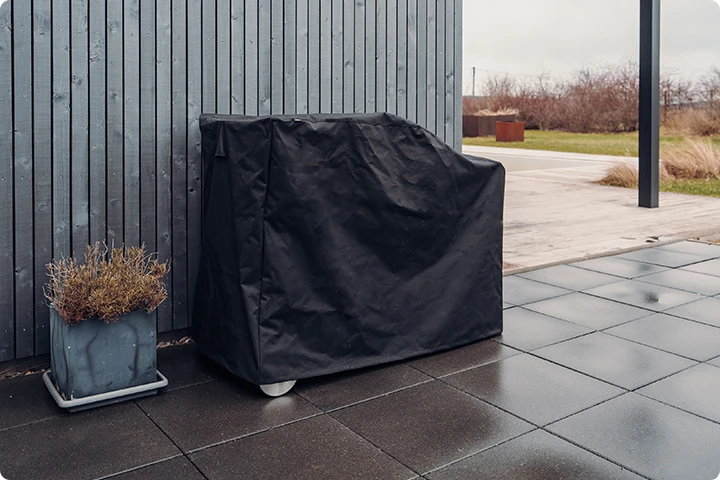 Protective covers for grills and barbecues