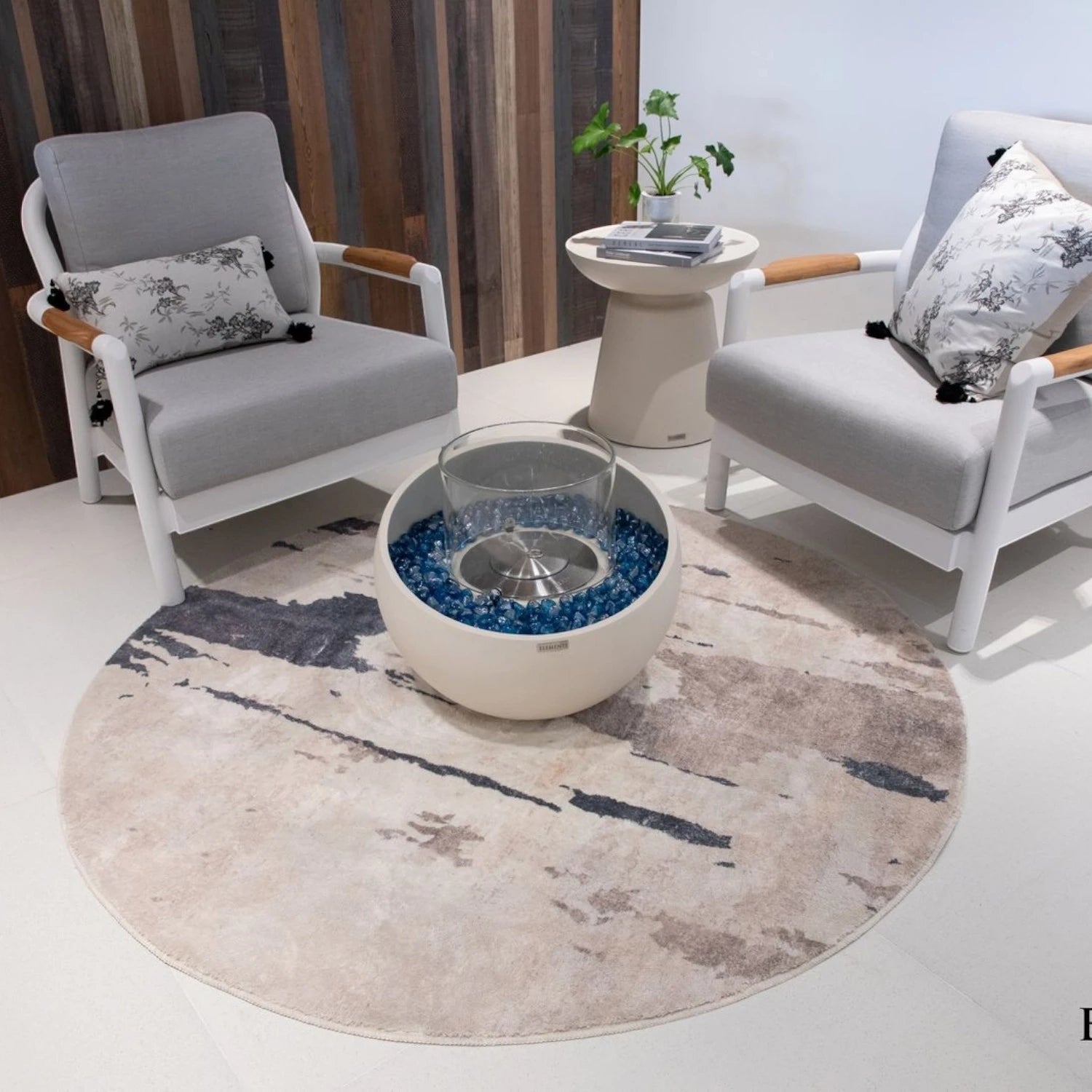 FIRENZE bioethanol fireplace – small round model in white fiber concrete with glass insert