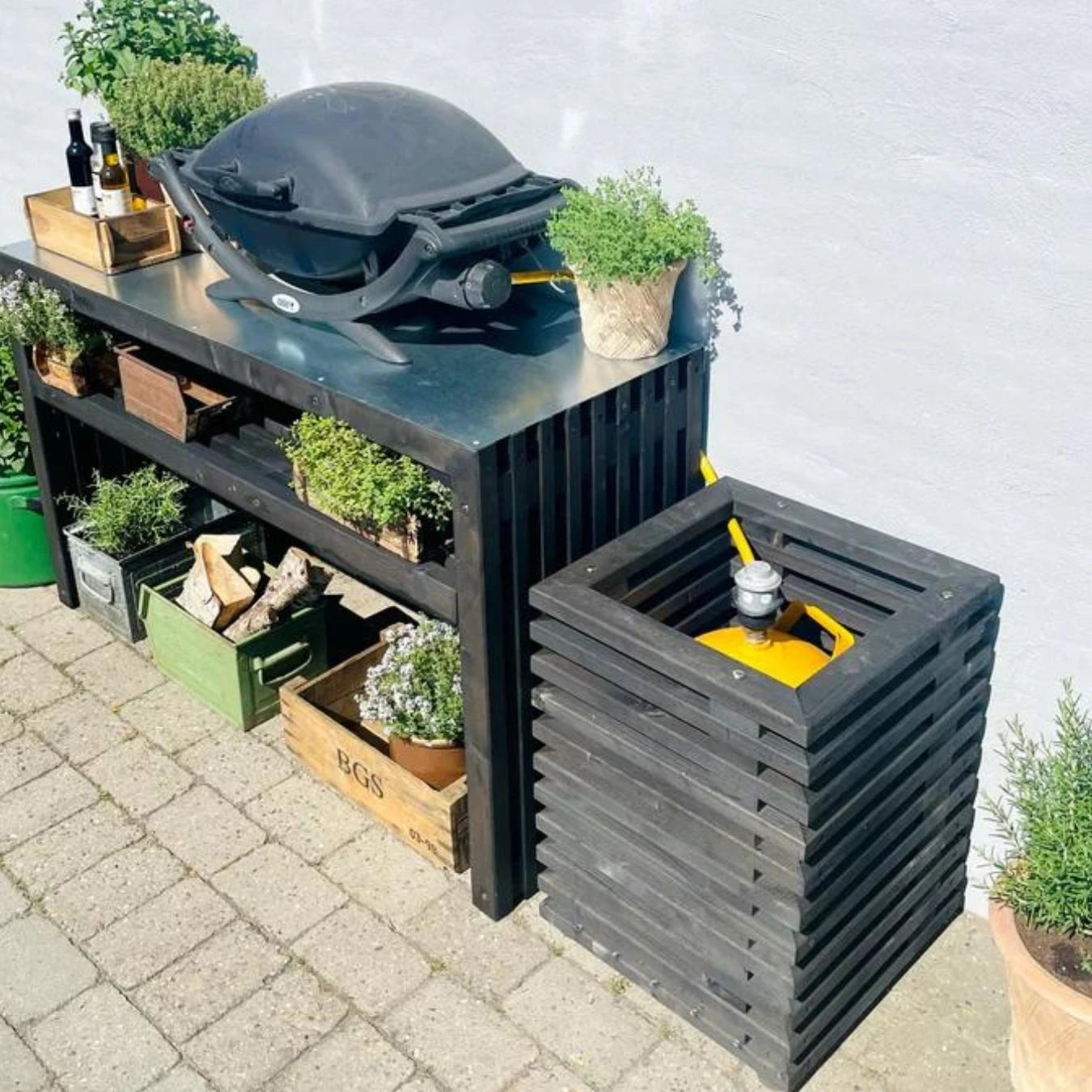 Kabeltromlen 11 kg Gas Bottle Cover - Black-Stained Spruce