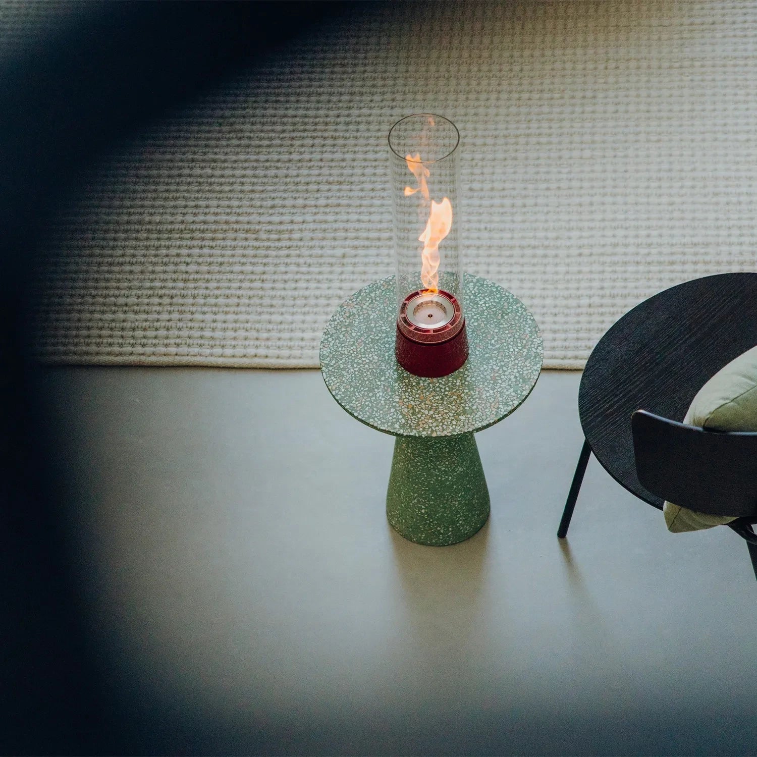 Höfats SPIN Air 1200 - Red tabletop bio fireplace with a tall cylindrical glass.