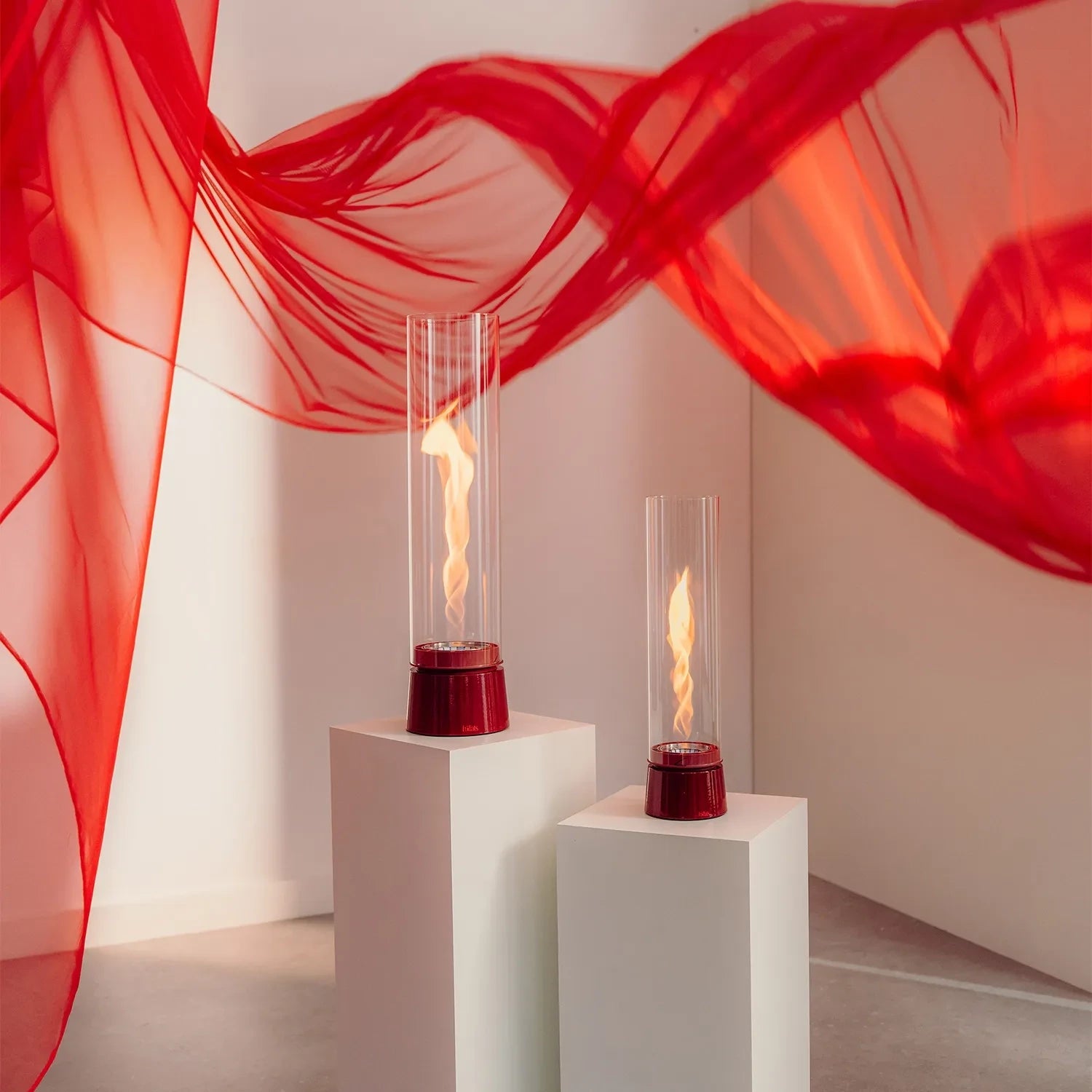Höfats SPIN Air 900 Red Tabletop Bioethanol Fireplace with Tall Cylindrical Glass