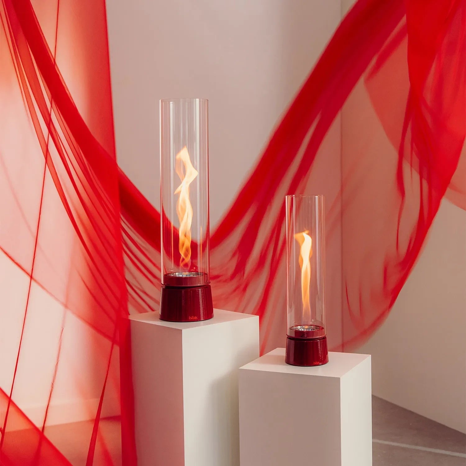 Höfats SPIN Air 900 Red Tabletop Bioethanol Fireplace with Tall Cylindrical Glass