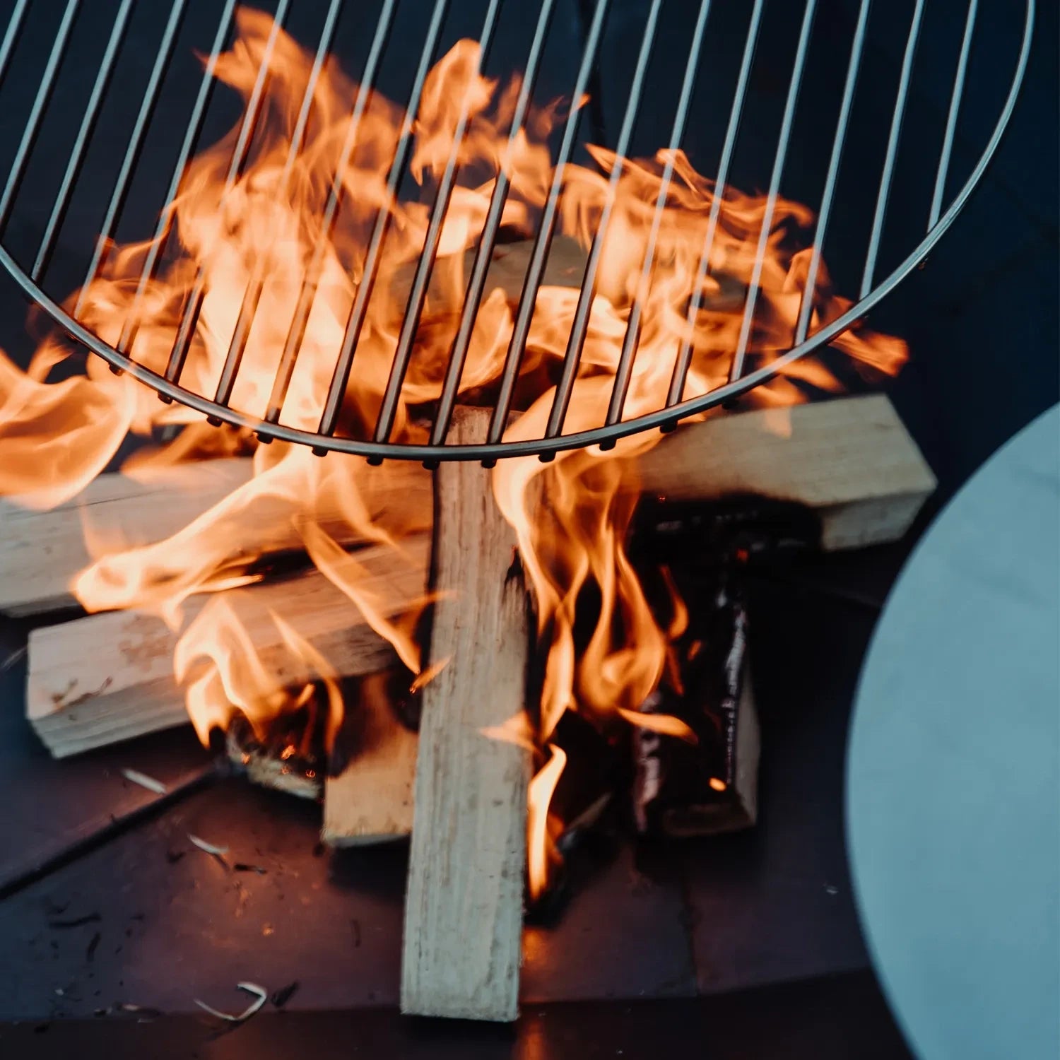 Höfats TRIPLE 90 Fire Pit with Grill Features
