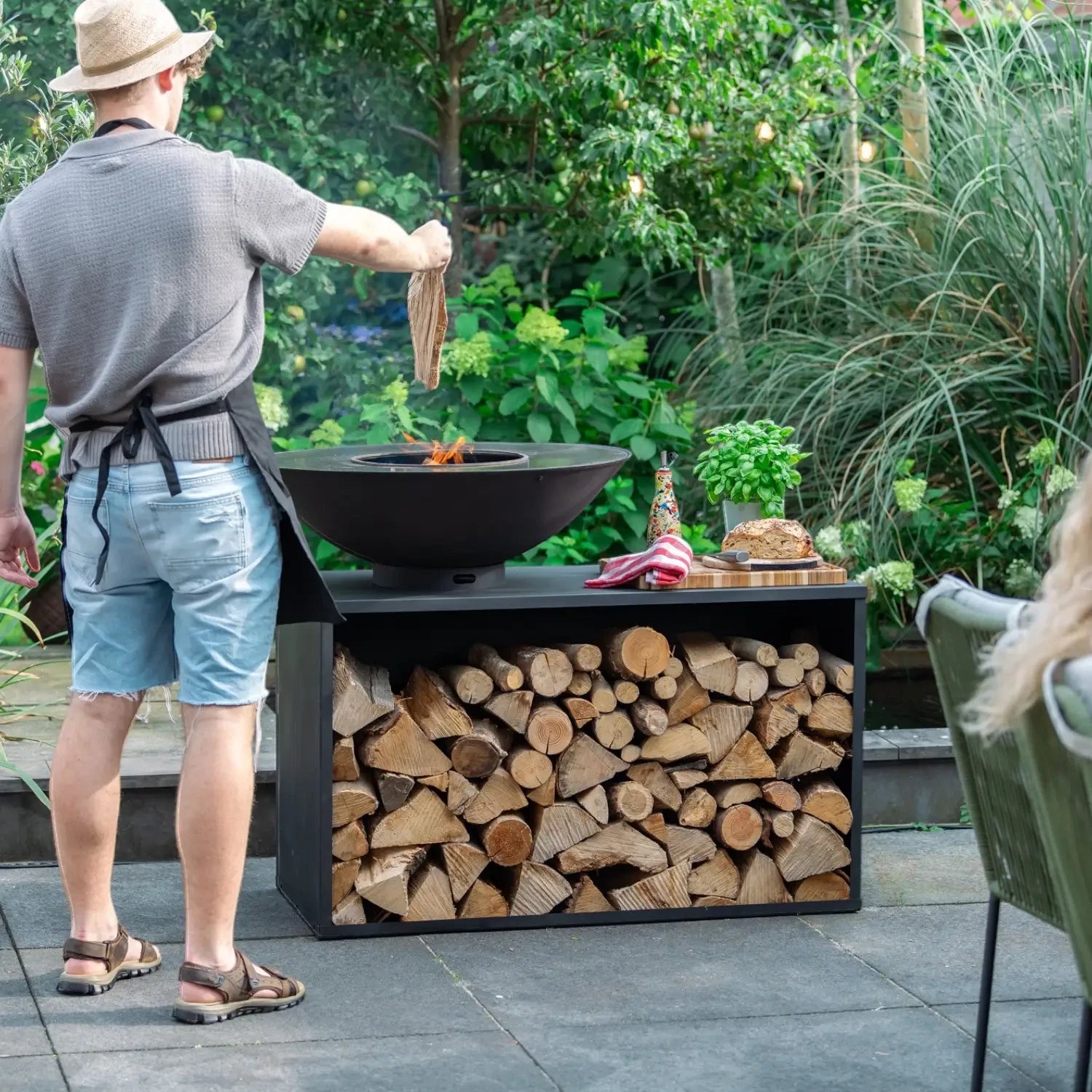 Onyx Table w/ Grill