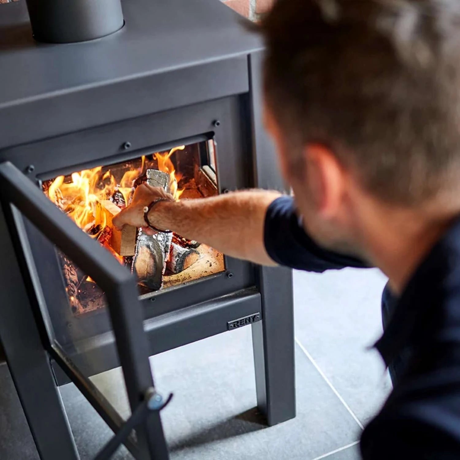 Quaruba XL Outdoor Fireplace in black, designed for providing warmth and adding style to large outdoor spaces like gardens and p