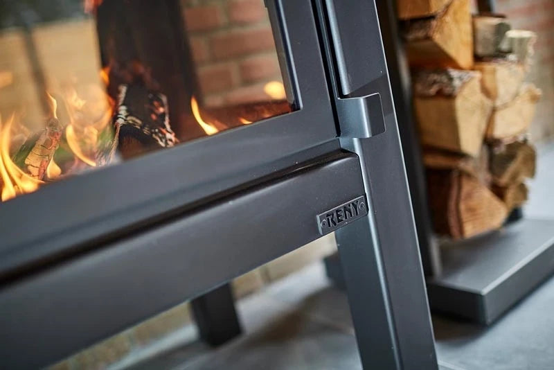 Quaruba large garden fireplace in black, designed for efficient outdoor heating with a modern and sleek design