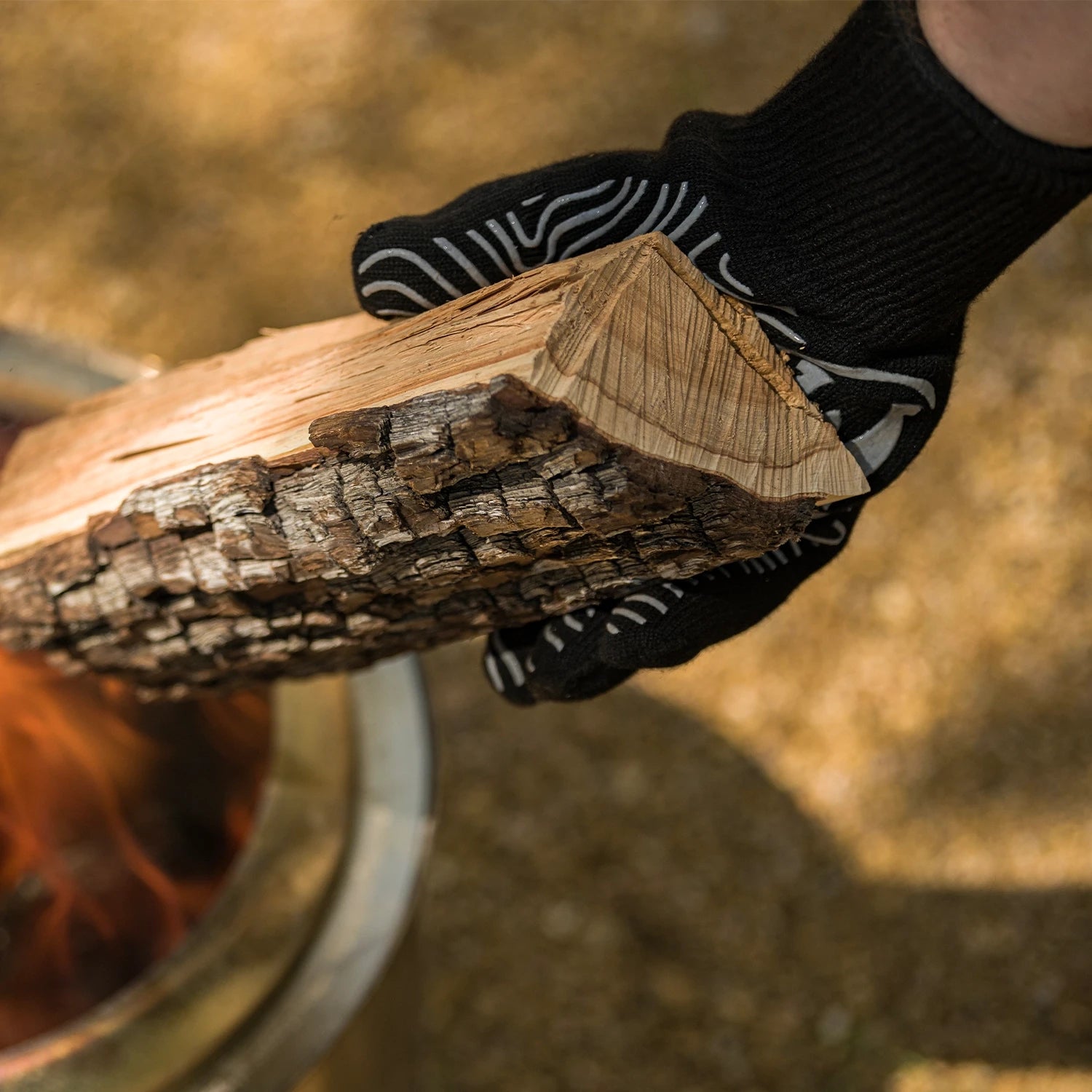 Black heat-resistant gloves from Solo Stove