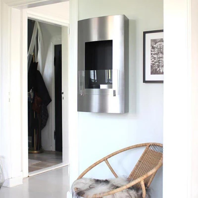 Lareira vertical de aço montada na parede com painel de vidro. Lareira a bio montada na parede com design único, equipada com um painel de vidro.